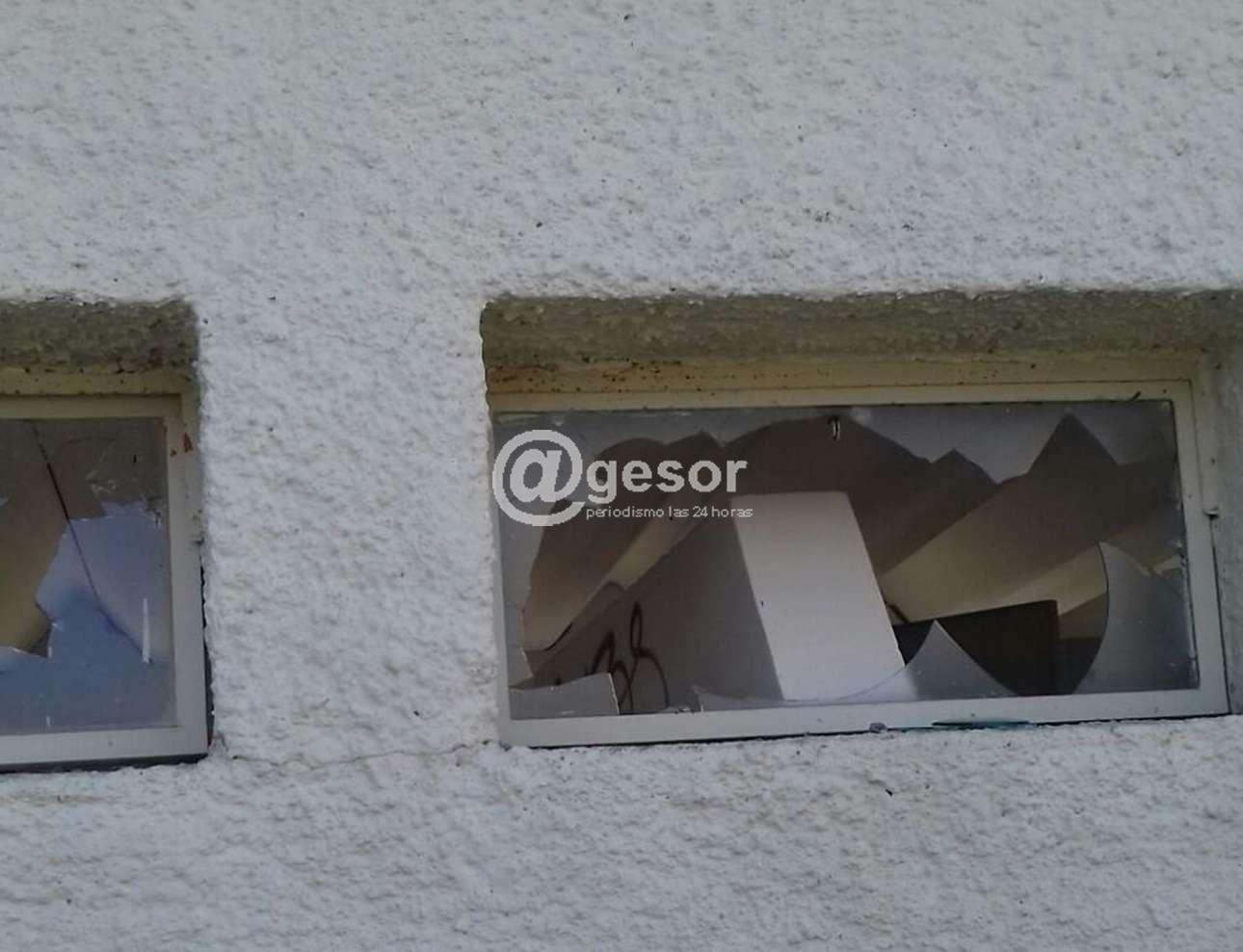 Los daños fueron infringidos en luminarias, cajas de iluminación y vidrios de las baterías de baños existentes en el lugar.